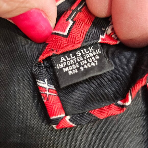 100% Silk Nebraska Huskers 54 Inch Men's Dress Tie NCAA Go Big Red Tie - Picture 5 of 7